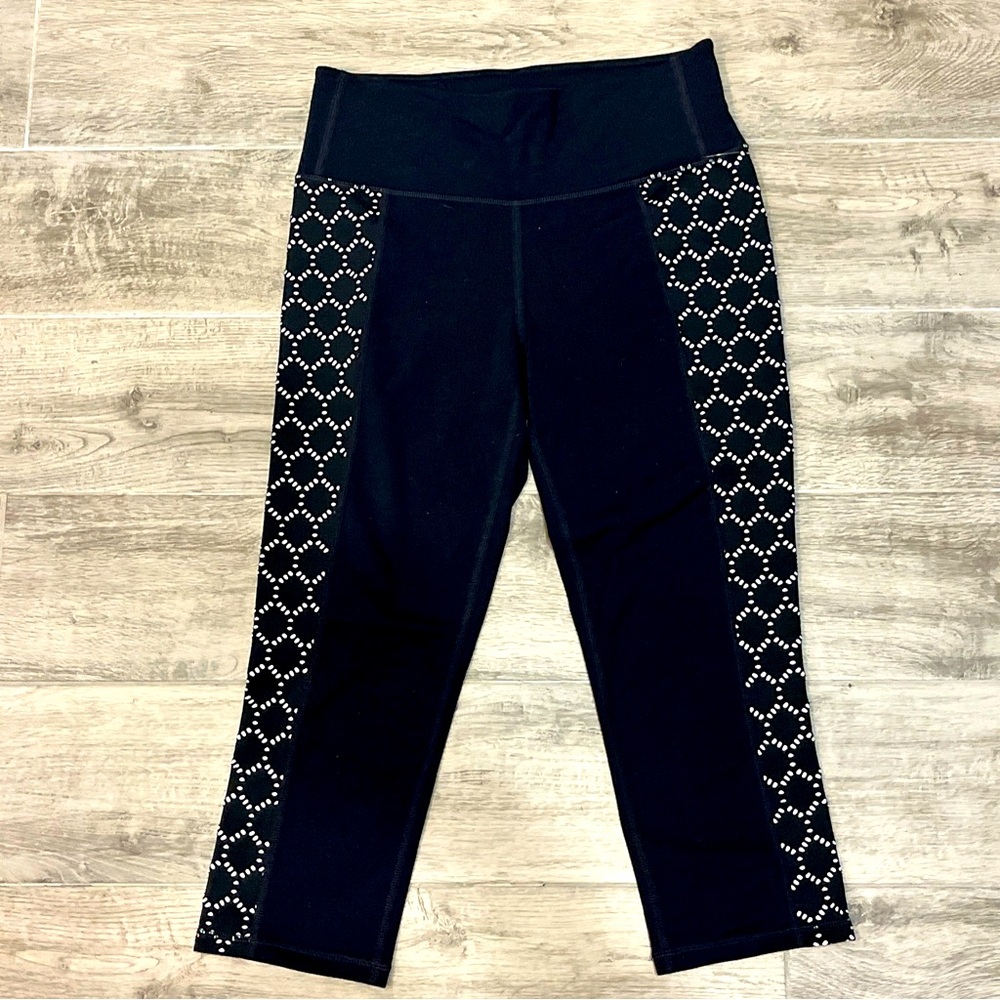 Athleta Womens High Rise Eyelet Chaturanga Capri Legging Medium Black 227820